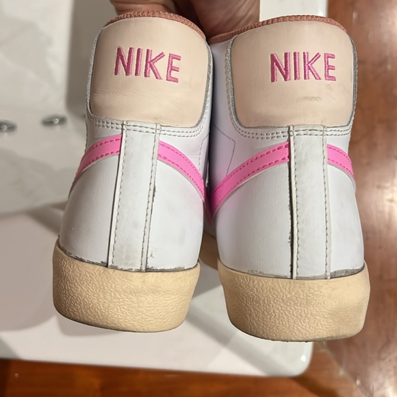 Nike Girls high tops. Excellent condition! Worn only once. Size 5Y - Picture 6 of 6